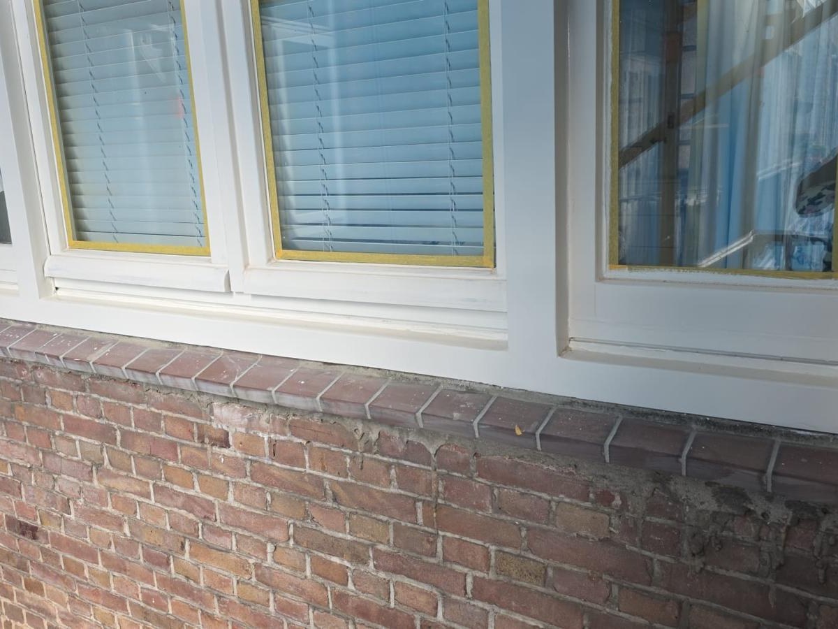 Houten kozijn en bakstenen onderdorpel na vakkundig houtrot herstel