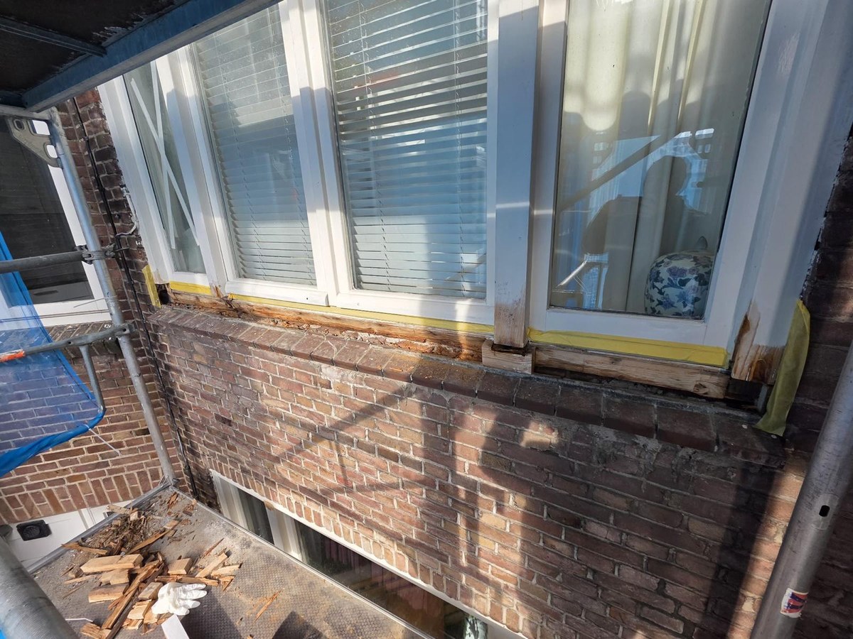 Aangetast houten kozijn met houtrot voor herstel